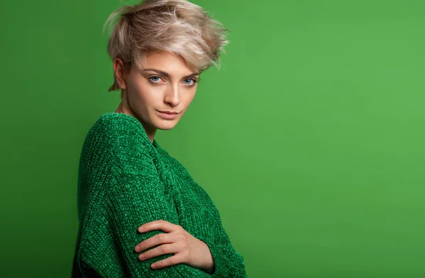 Fashion Portrait Young Woman Blond Short Hair Isoalted Green Background — Stock Photo, Image