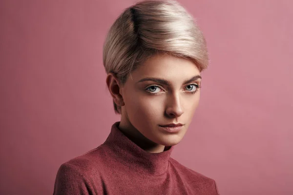 Portret Kobiety Moda Blond Krótkie Włosy Białym Tle Różowym Tle — Zdjęcie stockowe