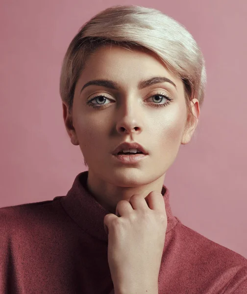 Porträt Einer Modefrau Mit Blonden Kurzen Haaren Auf Rosa Hintergrund — Stockfoto