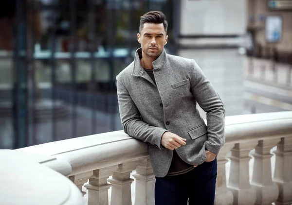 Красивый Мужчина Модель Носить Серый Классический Пиджак — стоковое фото