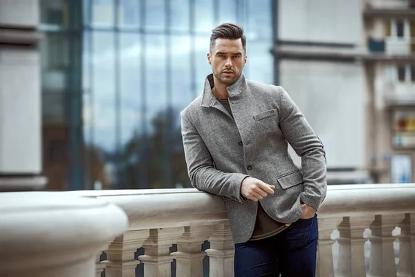 Yakışıklı Erkek Model Gri Klasik Ceket Giymek — Stok fotoğraf