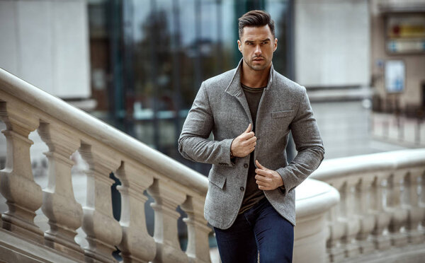 Красавчик в модном костюме
 