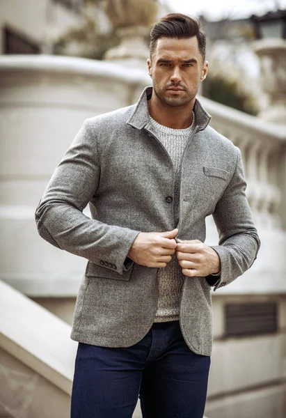 灰色のスタイリッシュなジャケットでハンサムな男の肖像 — ストック写真
