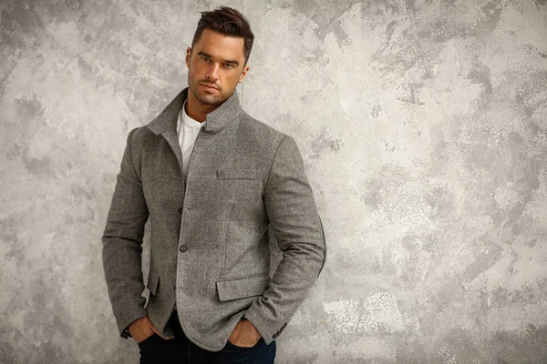 英俊的男人的肖像在灰色时尚夹克与复制空间为您的文本 — 图库照片