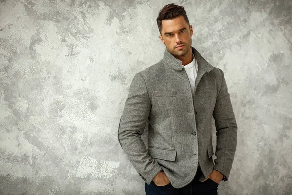 Retrato Hombre Guapo Chaqueta Elegante Gris Con Espacio Copia Para — Foto de Stock