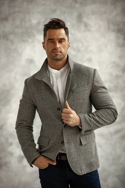 Retrato Hombre Guapo Chaqueta Gris Con Estilo — Foto de Stock