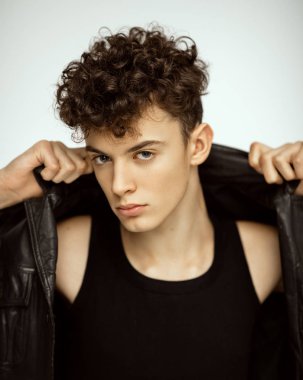 genç yakışıklı adam portresi kapatın 