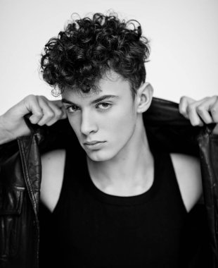 Siyah ve beyaz kapatın genç yakışıklı adam portresi