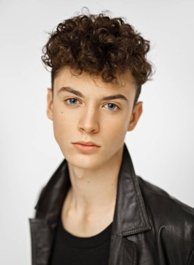 Yakın çekim yakışıklı çocuk portresi