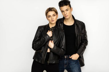 Seksi çift siyah deri ceketli beyaz arka plan üzerinde izole