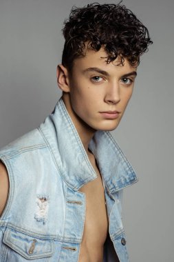 Oturma ve kameraya bakarak yakışıklı adam