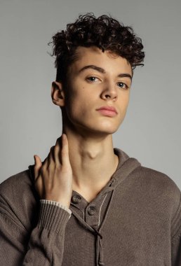 Yakışıklı adam gri arka plan üzerinde izole portresi 