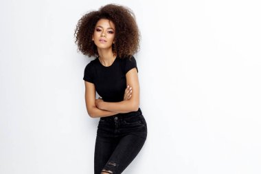 Beyaz arka plan üzerinde izole balck Afrikalı-Amerikalı kadın moda