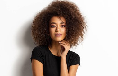Beyaz arka plan üzerinde izole kamera bakarak afro saç modeli ile Genç Yetişkin Afrikalı-Amerikalı kadın güzellik portresi