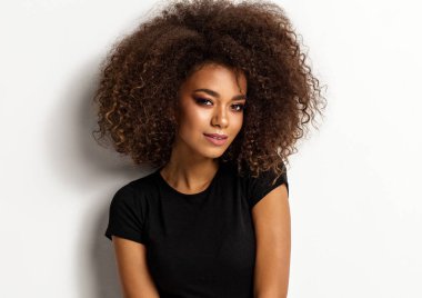 Beyaz arka plan üzerinde izole afro saç modeli ile Afrikalı-Amerikalı kadın güzellik portresi