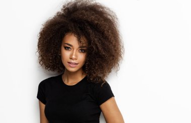 Kameraya bakarak afro olan Afrika kökenli Amerikalı kadın portresi