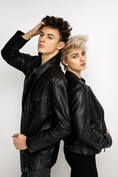 Sexy Paar Schwarzer Lederjacke Isoliert Auf Weißem Hintergrund — Stockfoto