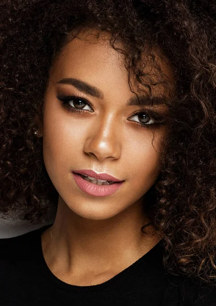 Potret Kecantikan Muda African American Wanita Dengan Mata Menghipnotis — Stok Foto