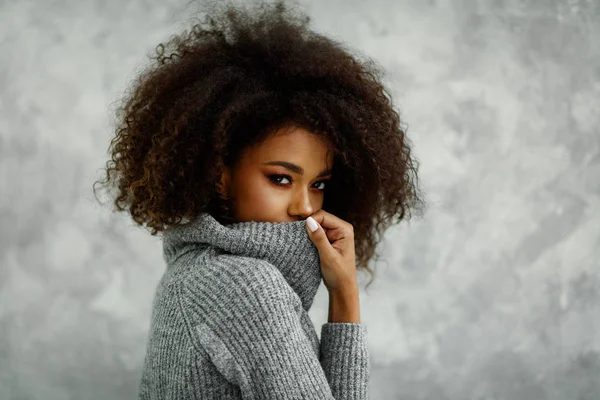 Porträtt Unga Afroamerikanska Kvinna Med Afro Hår Bära Hög Hals — Stockfoto