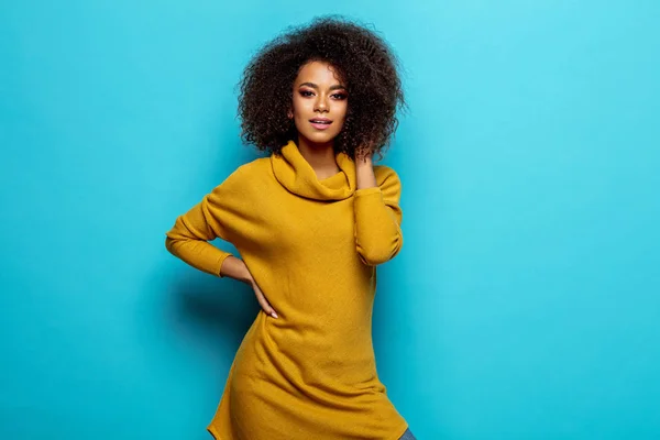 Beautiful African American Woman Wear Cardigan Looking Camera — Stock Photo, Image