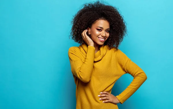 Mujer Sonriente Negro Con Espacio Copia Desgaste Cárdigan Amarillo Aislado — Foto de Stock