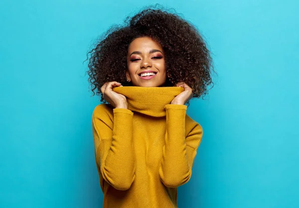 Mujer Negra Sonriente Usa Cárdigan Amarillo Aislado Sobre Fondo Azul —  Fotos de Stock