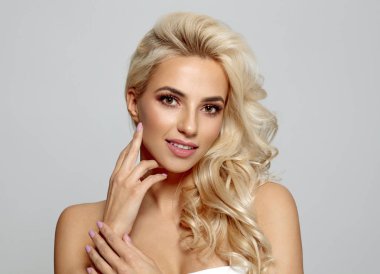 Yanağı gri arka plan üzerinde izole dokunmadan sarışın bautiful kadın
