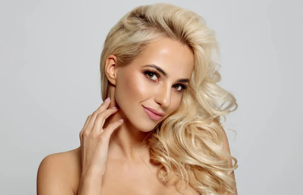 Blond Bautiful Kvinna Med Långt Hår Och Kopiera Plats Tittar — Stockfoto