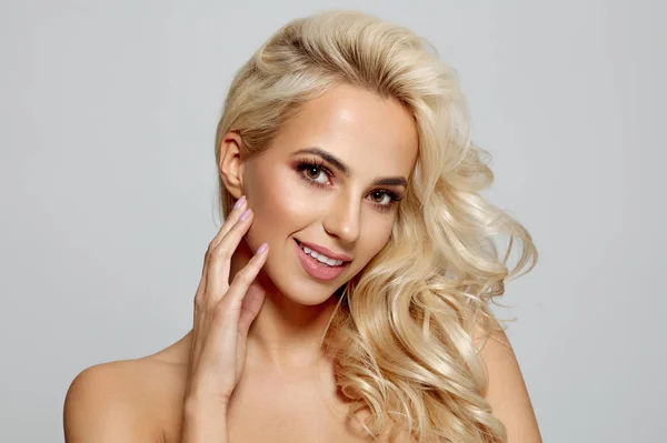 Blond Bautiful Kvinna Röra Hennes Kind Isolerade Grå Bakgrund — Stockfoto