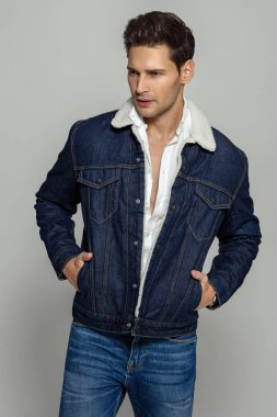 Seksi erkek hadns gri arka plan üzerinde izole ceplerinde ile poz