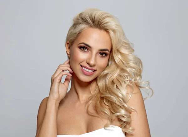 Krásná Blondýnka Zdravou Kůží Při Pohledu Fotoaparát Usmívá — Stock fotografie