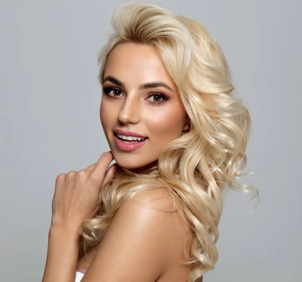 Zdjęcie Blond Modelka Białe Zęby Patrząc Kamery Uśmiechając Się — Zdjęcie stockowe