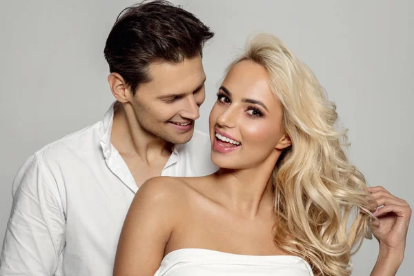 Retrato Atraente Jovem Casal Sorridente Isolado Sobre Fundo Cinza — Fotografia de Stock