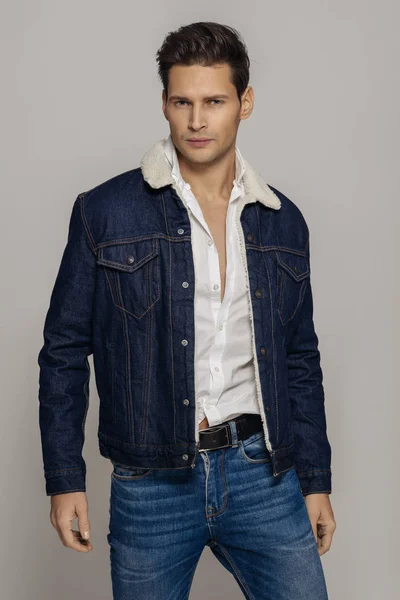 Pohledný Muž Nosit Oblečení Džíny — Stock fotografie