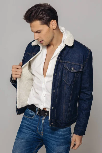 Bonito Homem Usa Roupas Jeans — Fotografia de Stock