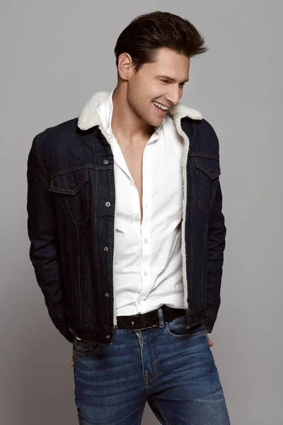 Guapo Sonriente Hombre Usar Ropa Moda Sonriendo — Foto de Stock