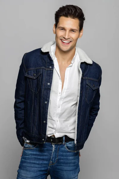 Giovane Bell Uomo Indossa Jeans Vestito Sorridente Isolato Sfondo Grigio — Foto Stock