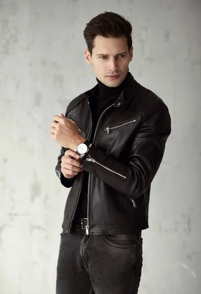 Красивый Мужчина Черной Куртке Носит Часы — стоковое фото