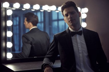 Zarif yakışıklı siyah takım elbise ve kravat giymek 