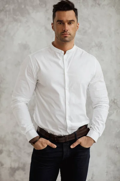 Hombre Guapo Camisa Blanca Con Las Manos Los Bolsillos Mirando —  Fotos de Stock