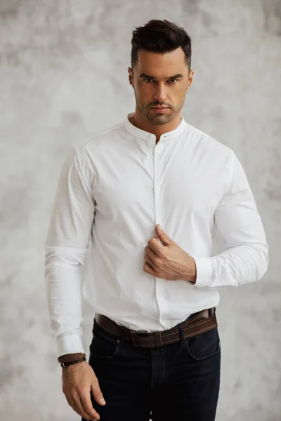 Hombre Guapo Camisa Blanca Mirando Cámara — Foto de Stock