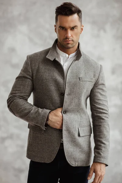 英俊的人的画像在灰色时尚夹克与看照相机 — 图库照片
