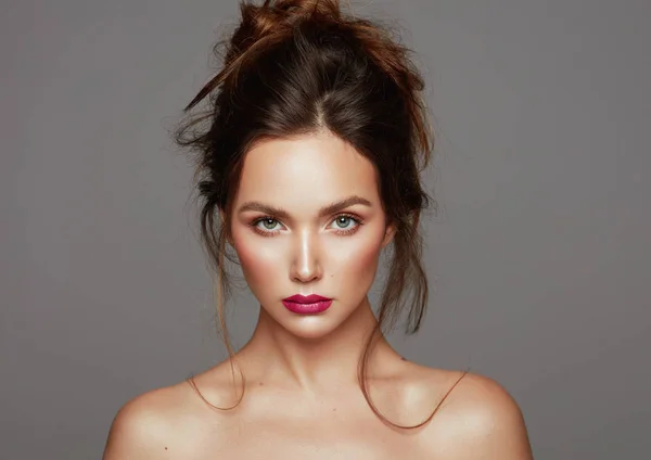 Portrait of young girl with clean fresh skin face isolated — Stock Photo, Image