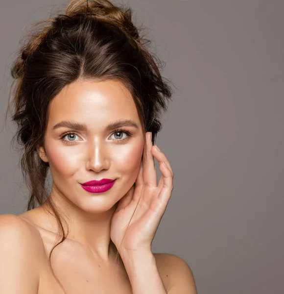 Portrait de beauté de fille attrayante avec la graisse propre — Photo