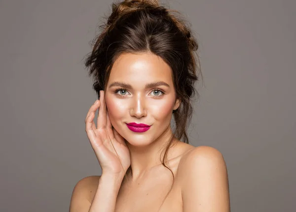 Retrato de beleza de atraente jovem sorridente menina com bagunçado — Fotografia de Stock