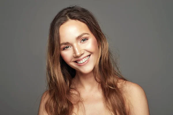 Retrato de mulher sorridente natural com cabelos longos isolados — Fotografia de Stock