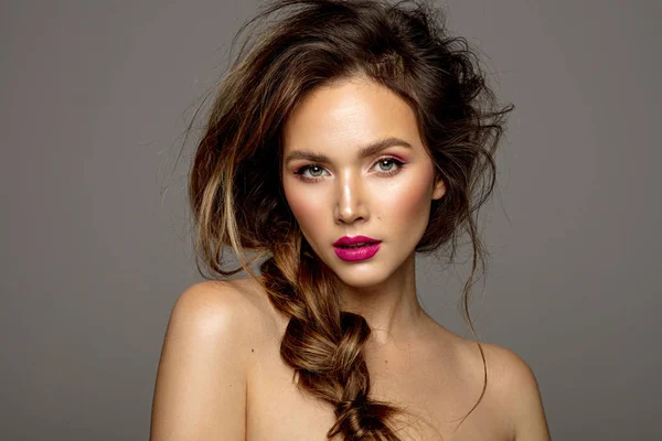 Retrato de beleza de modelo feminino com cabelo bagunçado e trança — Fotografia de Stock