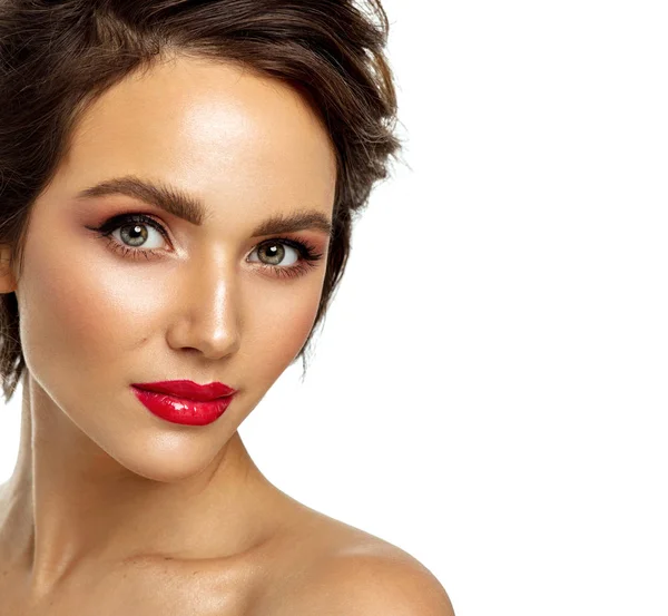 Foto de cara femenina con labios rojos aislados sobre fondo blanco — Foto de Stock