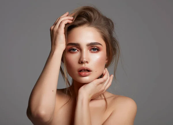 Retrato de jovem menina bonita com grande sobrancelha posando — Fotografia de Stock