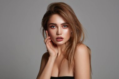 Uzun streight saçlı genç güzel kız Moda portresi